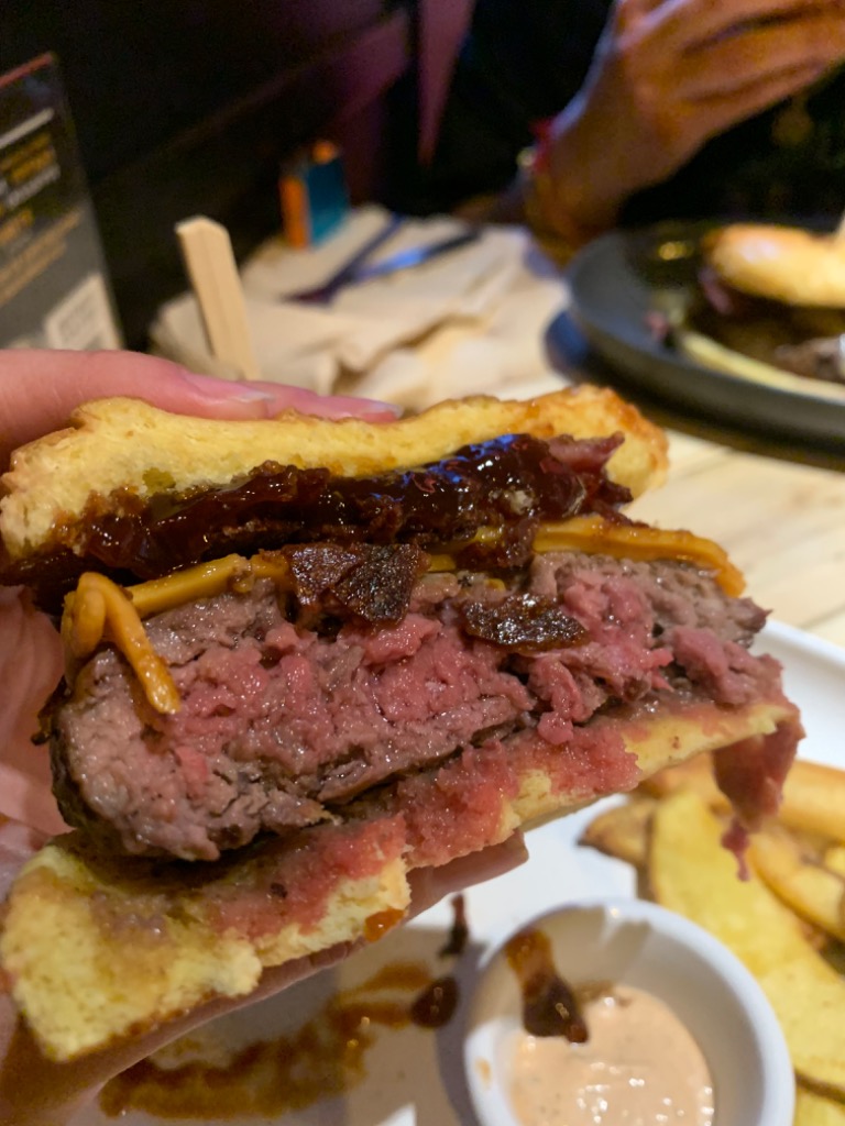 Carta de Restaurantes en Murcia, Circo Burger, Hamburguesa Old School: Carne de chuletón madurado durante 45 días, Doble de Queso Cheddar, Doble de Bacon, Salsa Barbacoa Casera