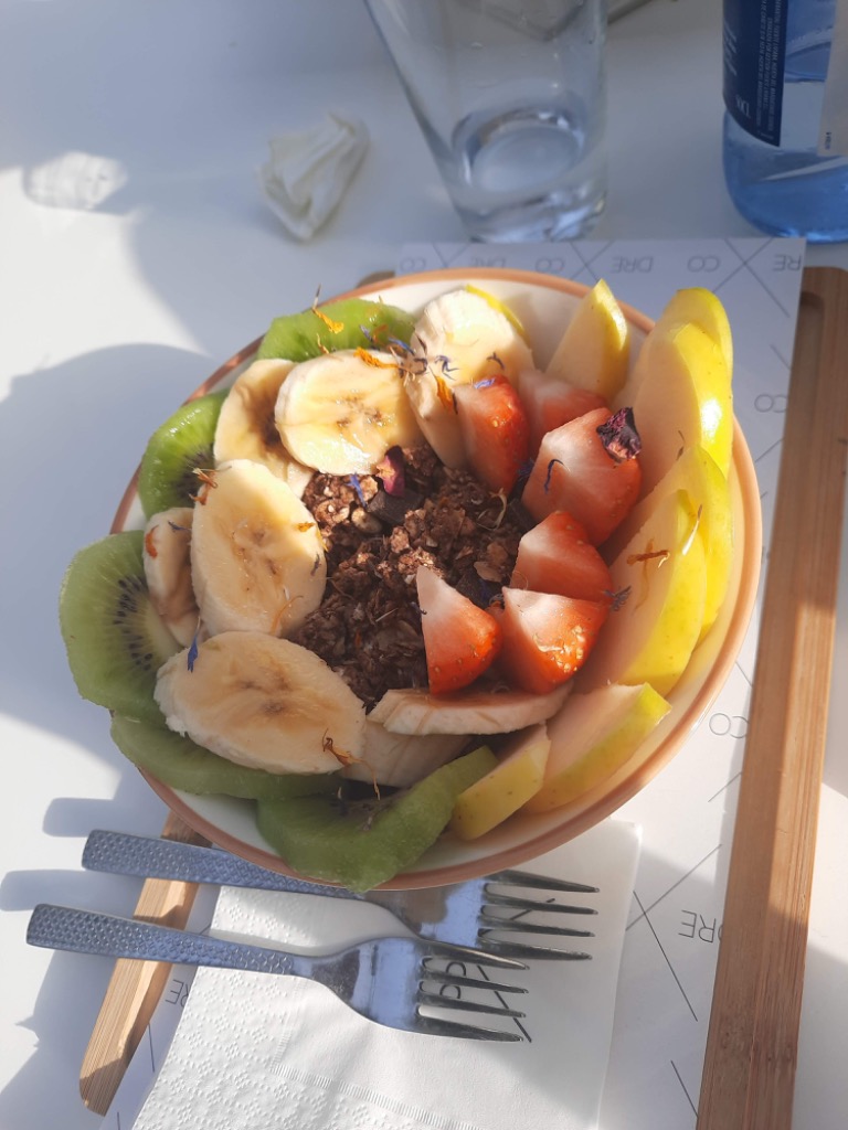 Carta de Restaurantes en Murcia, Drexco Museo, Bol de frutas, yogurt y muesli de chocolate