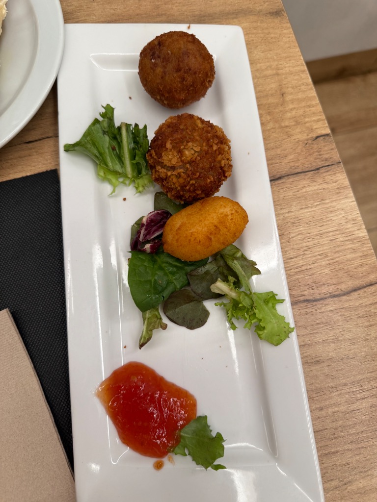 Carta de Restaurantes en Murcia, La Bodega, Croquetas de jamón, rabo de toro y queso de cabra