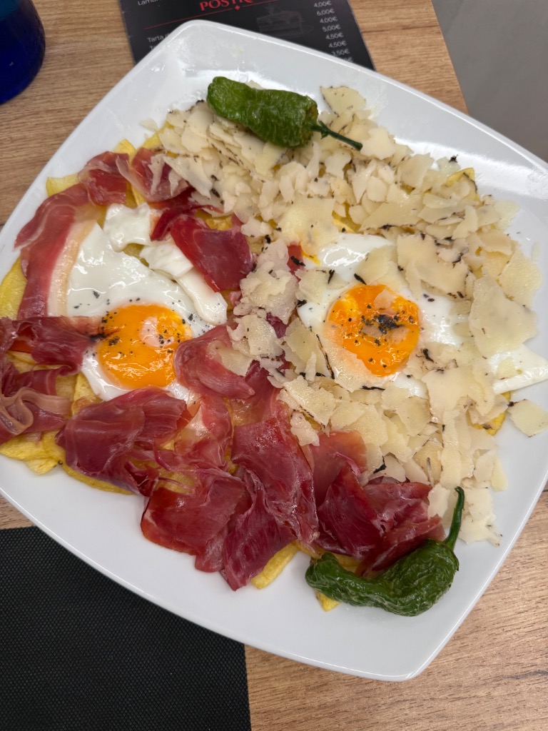 Recomendación gastronómica de Murcia: Huevos rotos con jamón y queso trufado