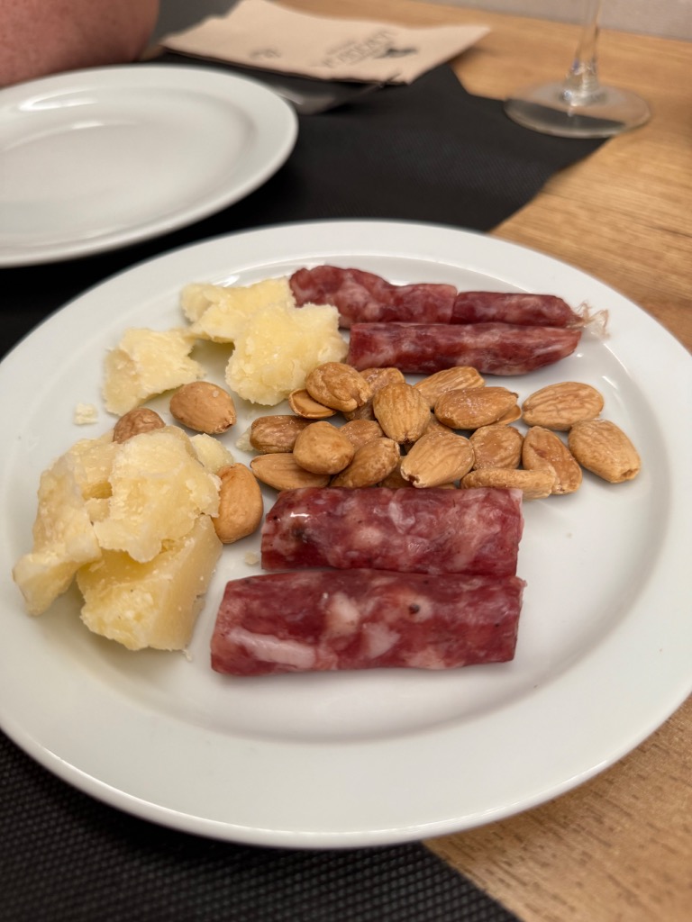 Carta de Restaurantes en Murcia, La Bodega, Salchicha seca con queso parmesano y almendras