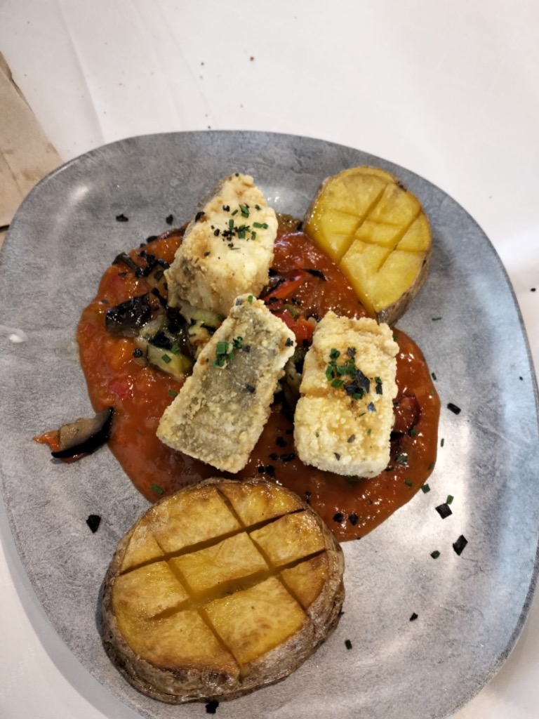 Carta de Restaurantes en Murcia, Moma Doux, Bacalao rebozado sobre pisto murciano