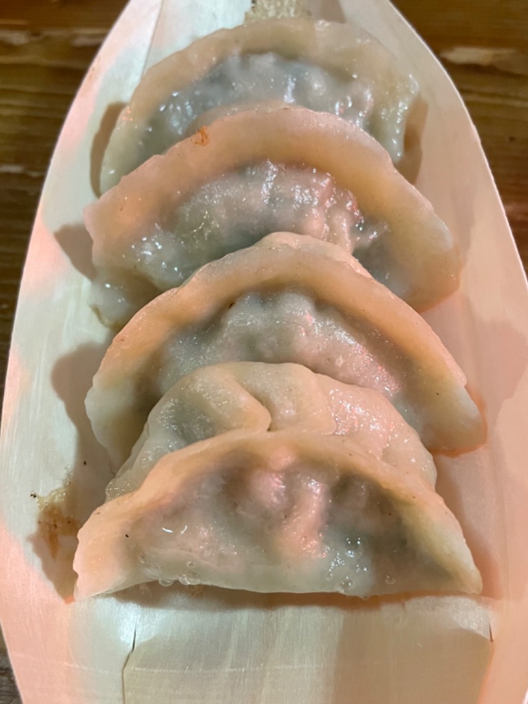 Carta de Restaurantes en Murcia, Natsu, Gyozas. Pasta de harina a la plancha, relleno de carne de pollo o de zanahoria apio y tofu.