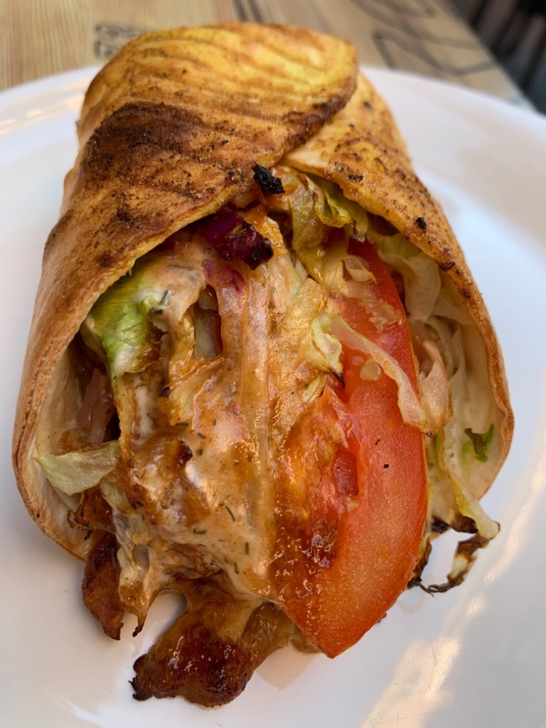 Carta de Restaurantes en Murcia, Original DKB, Rollo especial: Ensalada, carne a elegir, queso camembert, bacon, cebolla frita, salsas: yogur, mostaza dulce y BBQ
