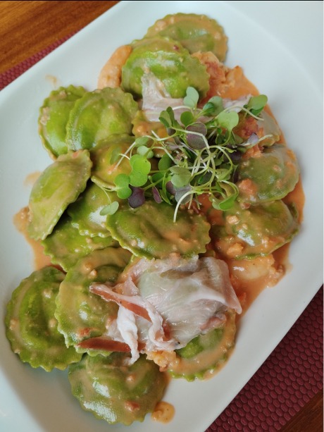 Carta de Restaurantes en Olaz, Restaurante La Tagliatella | Olaz, Navarra, Tortellone caprese (mozzarella, tomate y albahaca) con salsa marbonara (versión de la carbonara con langostinos y guanciale)