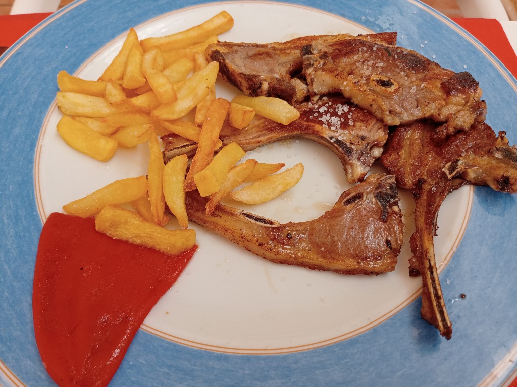 Carta de Restaurantes en Olite, La Muralla, Costillas de cordero con patatas fritas y pimiento