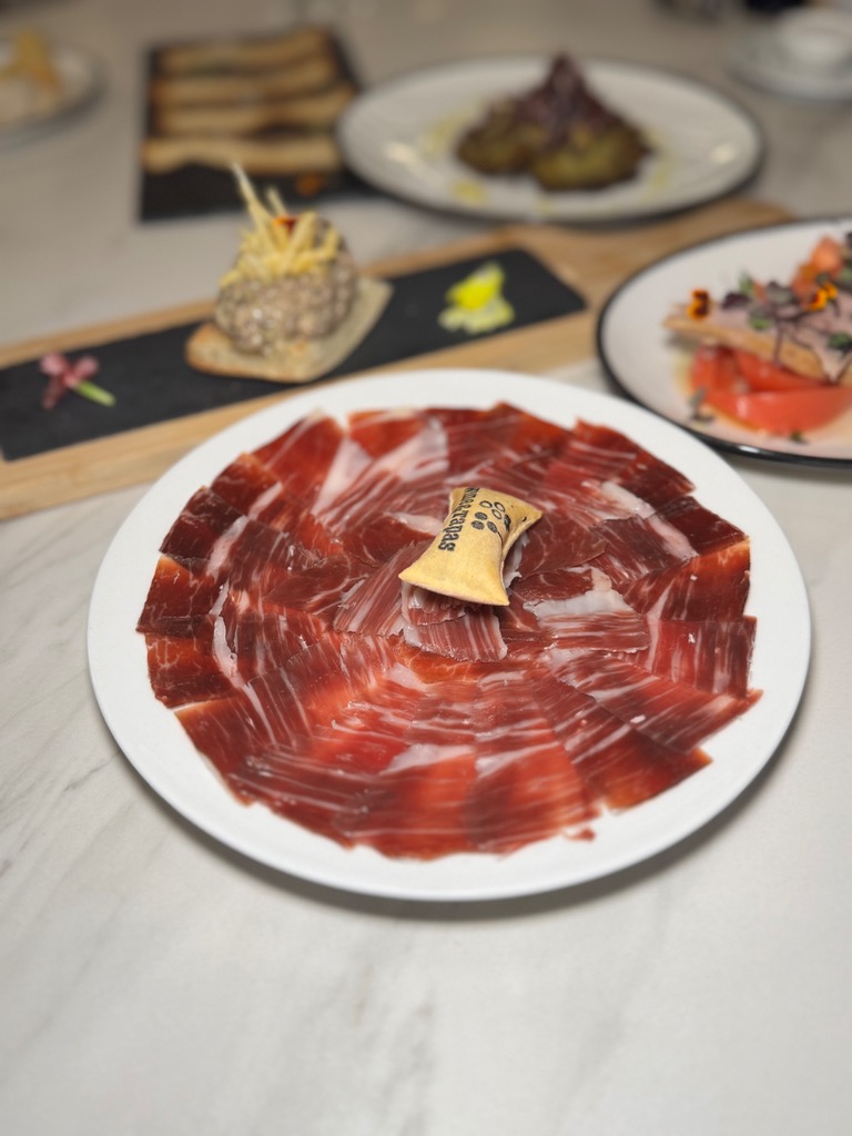 Carta de Restaurantes en Oliva, Wine & Tapas, Tabla de jamón 5 jotas media ración