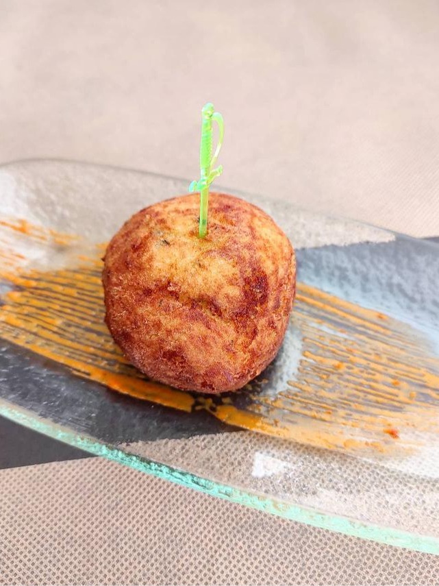 Carta de Restaurantes en Onda, 4 Cantons, Buñuelo de bacalao con mousse de piquillos confitados