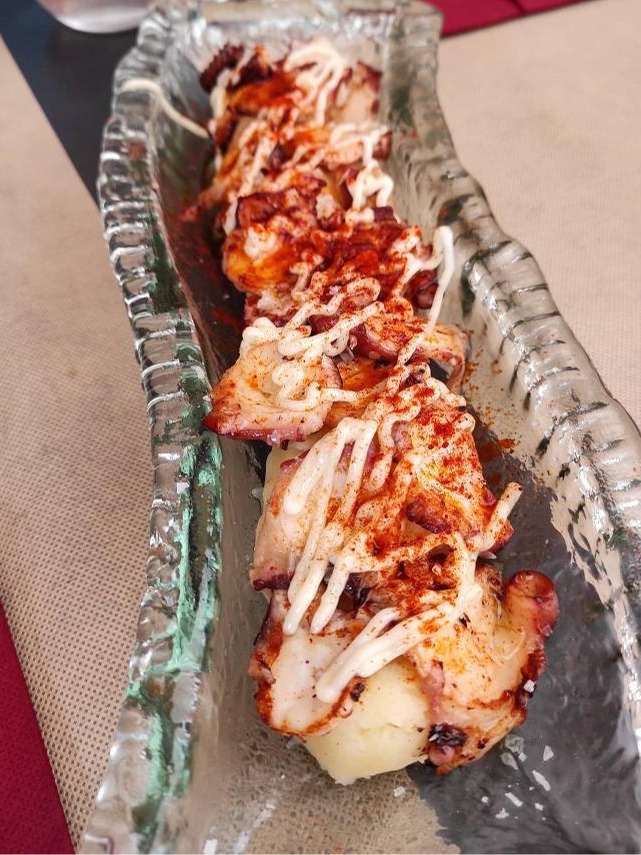 Carta de Restaurantes en Onda, 4 Cantons, Pulpo, crema de patata y ajoaceite con un toque de pimentón de la vera