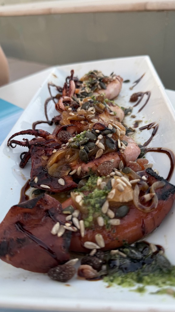 Valoración y opiniones de comida y bebida en Orpesa, Tela Marinera, Chipirones a la plancha con cebolla caramelizada