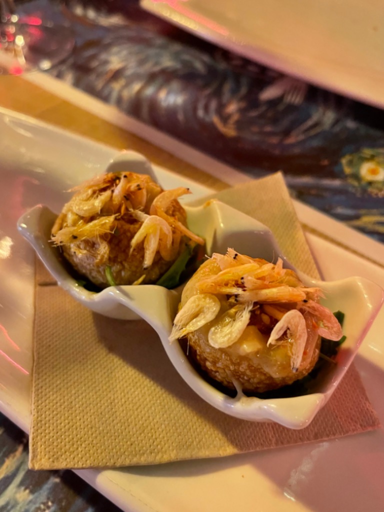 Carta de Restaurantes en Oviedo, El Loco del Pelo Rojo, Golgappa relleno de curry verde de langostino y gamba frita (1 ud.)