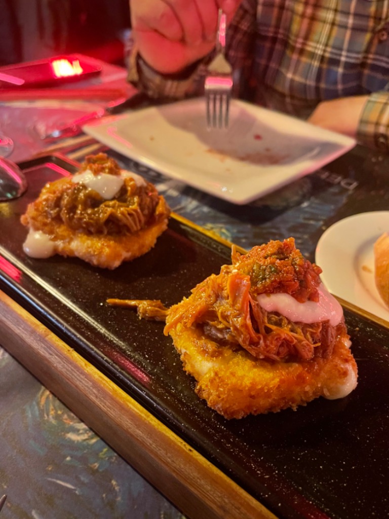 Carta de Restaurantes en Oviedo, El Loco del Pelo Rojo, Gouda crujiente relleno de pulled pork, cremoso de queso Comte, con salsa Pebre de tomate seco