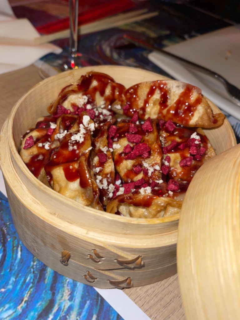 Carta de Restaurantes en Oviedo, El Loco del Pelo Rojo, Gyozas crujientes de Ibérico con liofilizado de frambuesa, torreznos y salsa hoisin