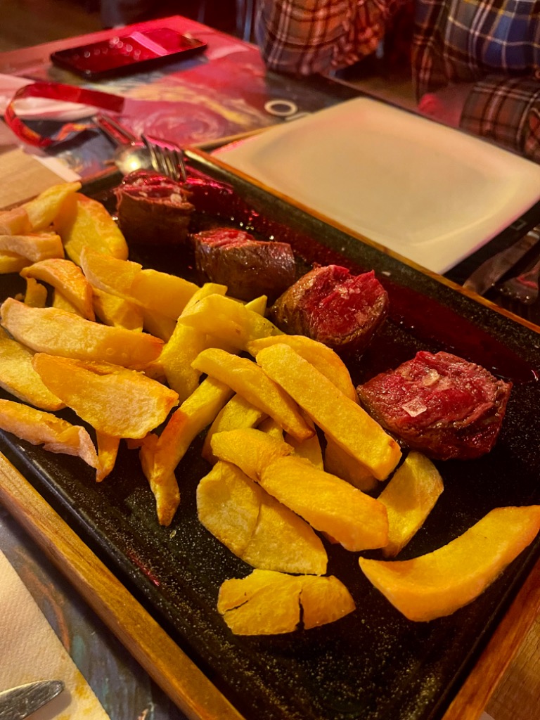 Carta de Restaurantes en Oviedo, El Loco del Pelo Rojo, Tataki de presa Ibérica "puro bellota" con mojo criollo