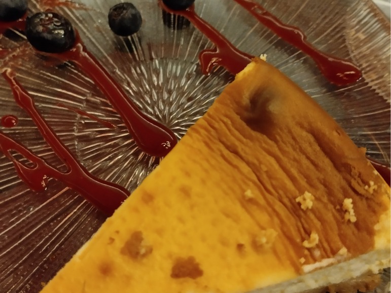 Carta de Restaurantes en Oviedo, La Vaca Asustada Oviedo Restaurante, Tarta de queso afuega'lpitu blanco, frutos rojos