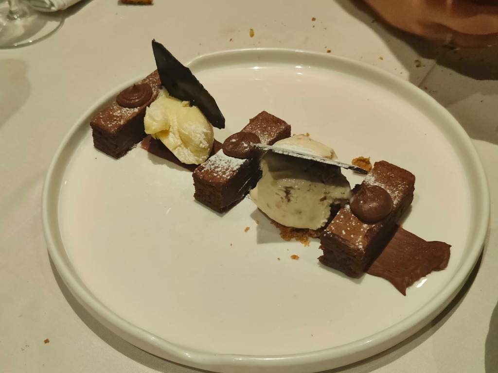 Menu of Restaurants in Oviedo, Restaurante Doña Concha, Chocolate en texturas con helado kinder