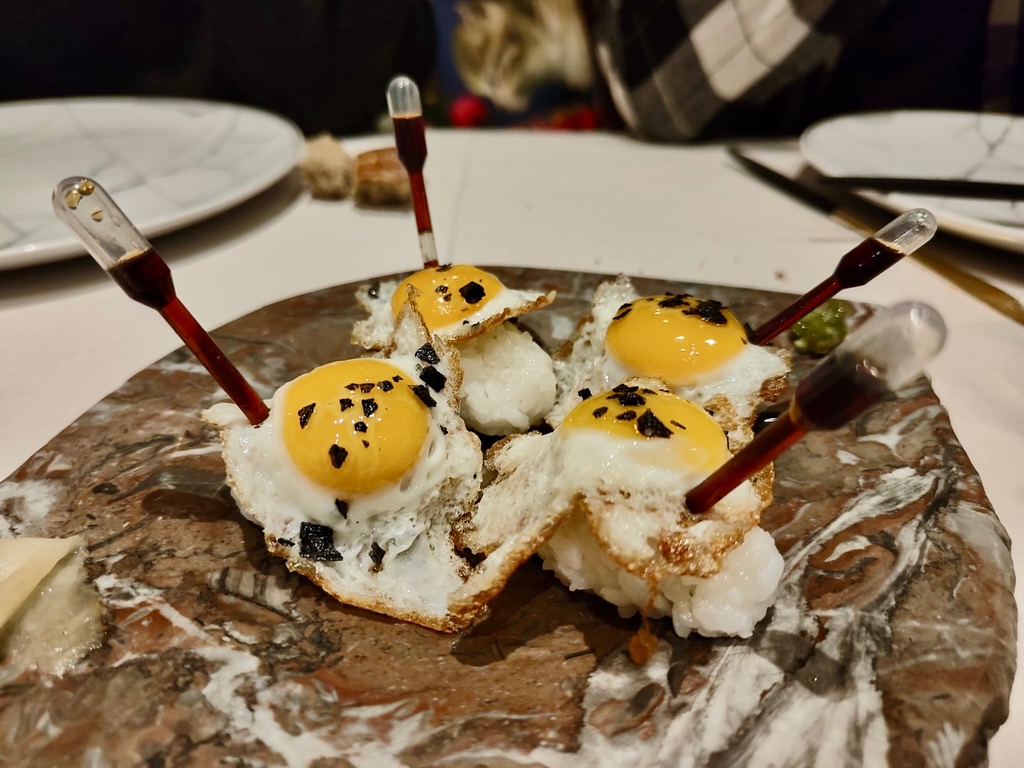 Menu of Restaurants in Oviedo, Restaurante Doña Concha, Nigiri de huevo de codorniz y trufa (4uds)