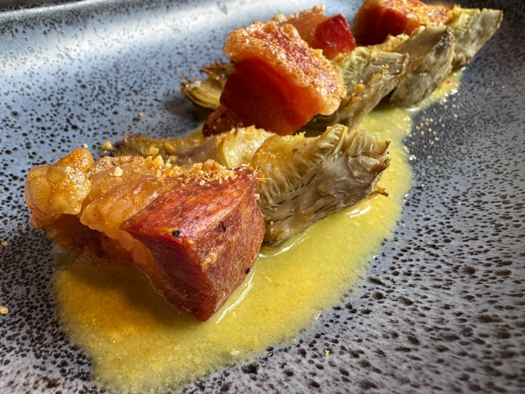 Menu of Restaurants in Oviedo, Restaurante Scanda, Alcachofa confitada, torrezno crujiente y crema fina de maíz