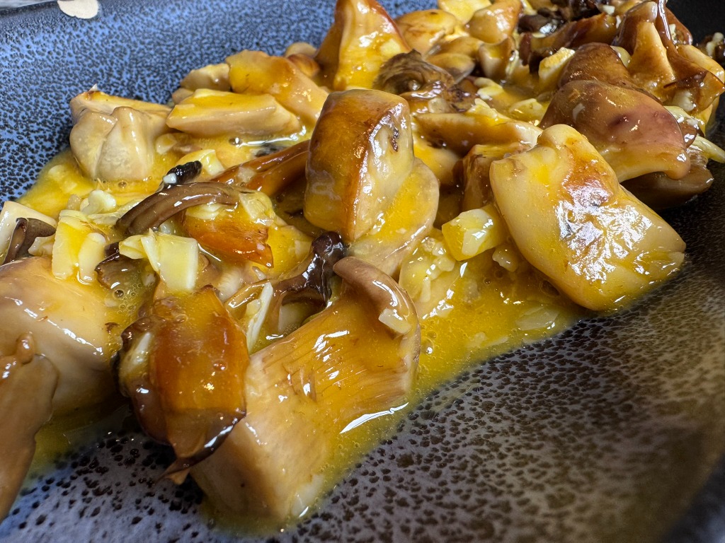 Menu of Restaurants in Oviedo, Restaurante Scanda, Setas de temporada salteadas con foie y salsa carbonara