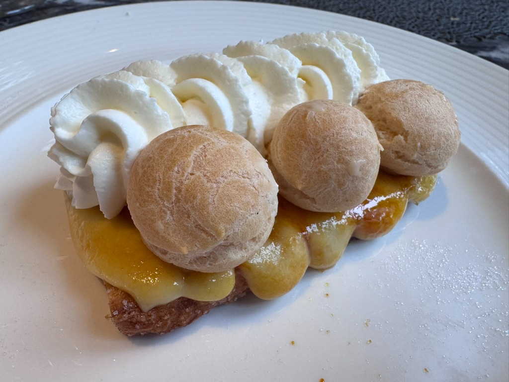 Gastronomy recommendation in Oviedo: Tarta Saint Honoré