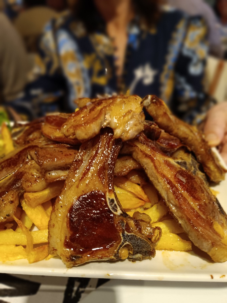 Menu of Restaurants in Oviedo, Sidrería Alterna, Chuletillas de cordero a la plancha con patatas y ensalada