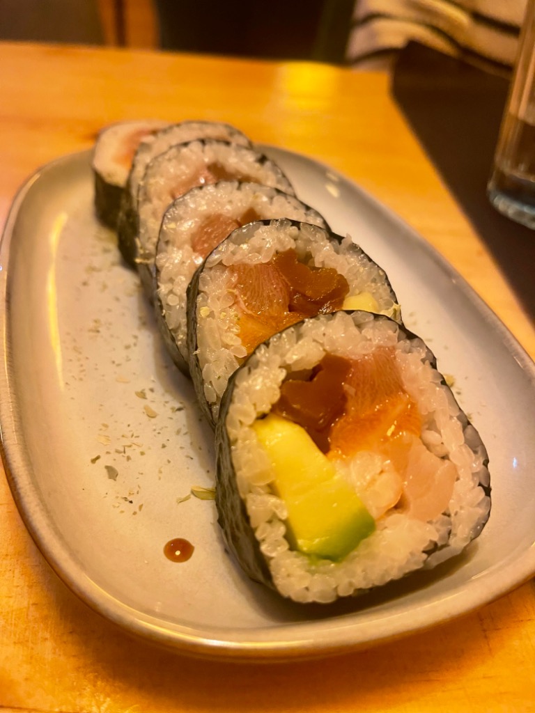 Carta de Restaurantes en Oviedo, TSUBU IZAKAYA JAPONÉS, Uramaki de 3 pescados