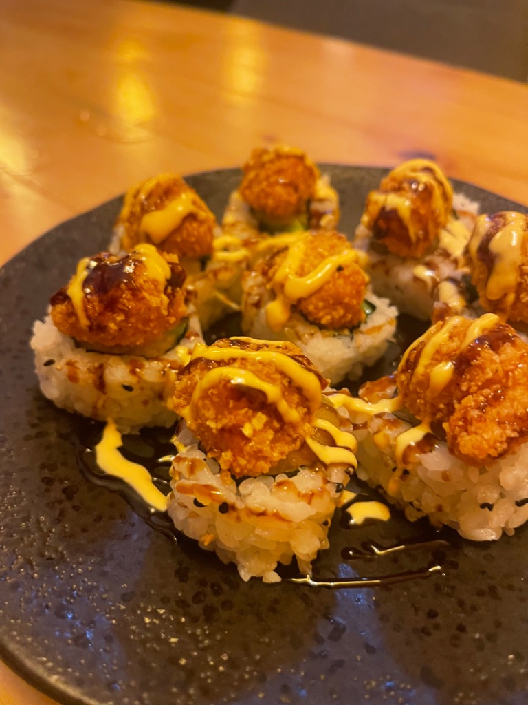 Carta de Restaurantes en Oviedo, TSUBU IZAKAYA JAPONÉS, Uramaki de vieira no furai (empanada), relleno de manzana y aguacate con salsa “Espicy”
