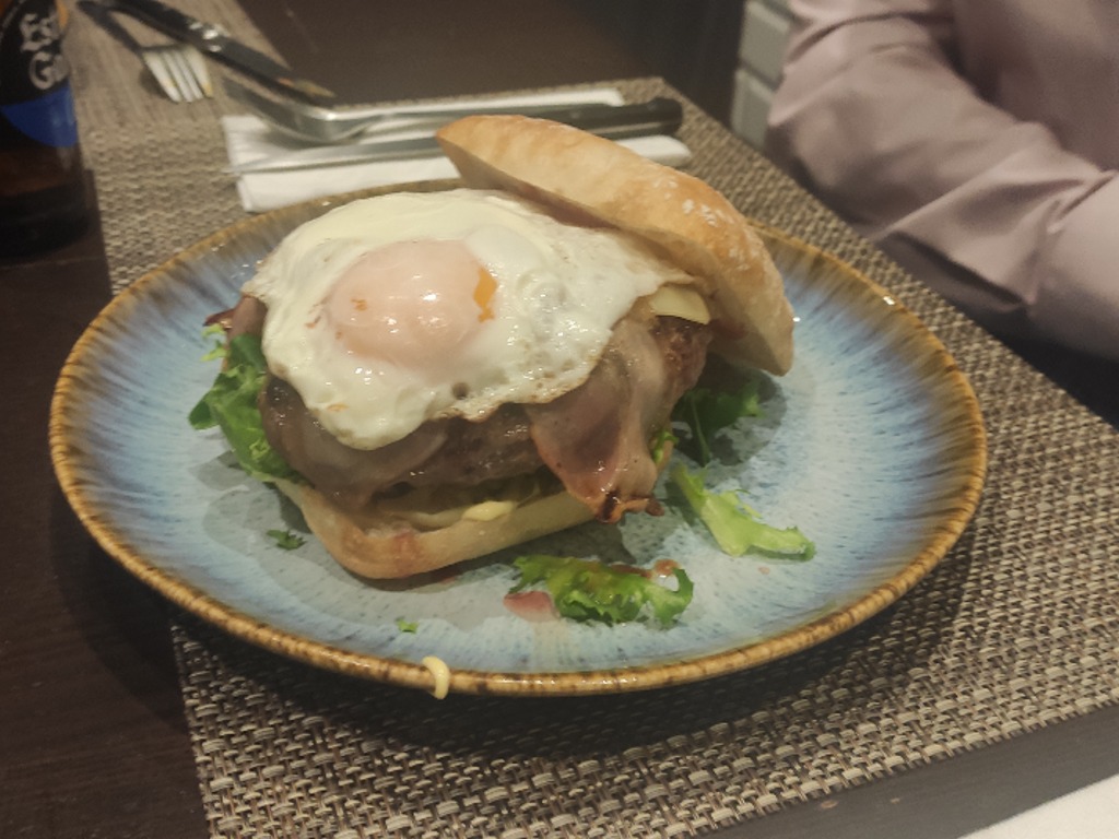 Carta de Restaurantes en Oviedo, Vinoteca Caprichos, Hamburguesa de buey con huevo de corral