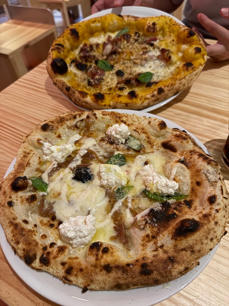 Carta de Restaurantes en Palma de Mallorca, Santa Chiara Pizza Napoletana Contemporanea, Pizza de burrata, cebolla caramelizada y queso