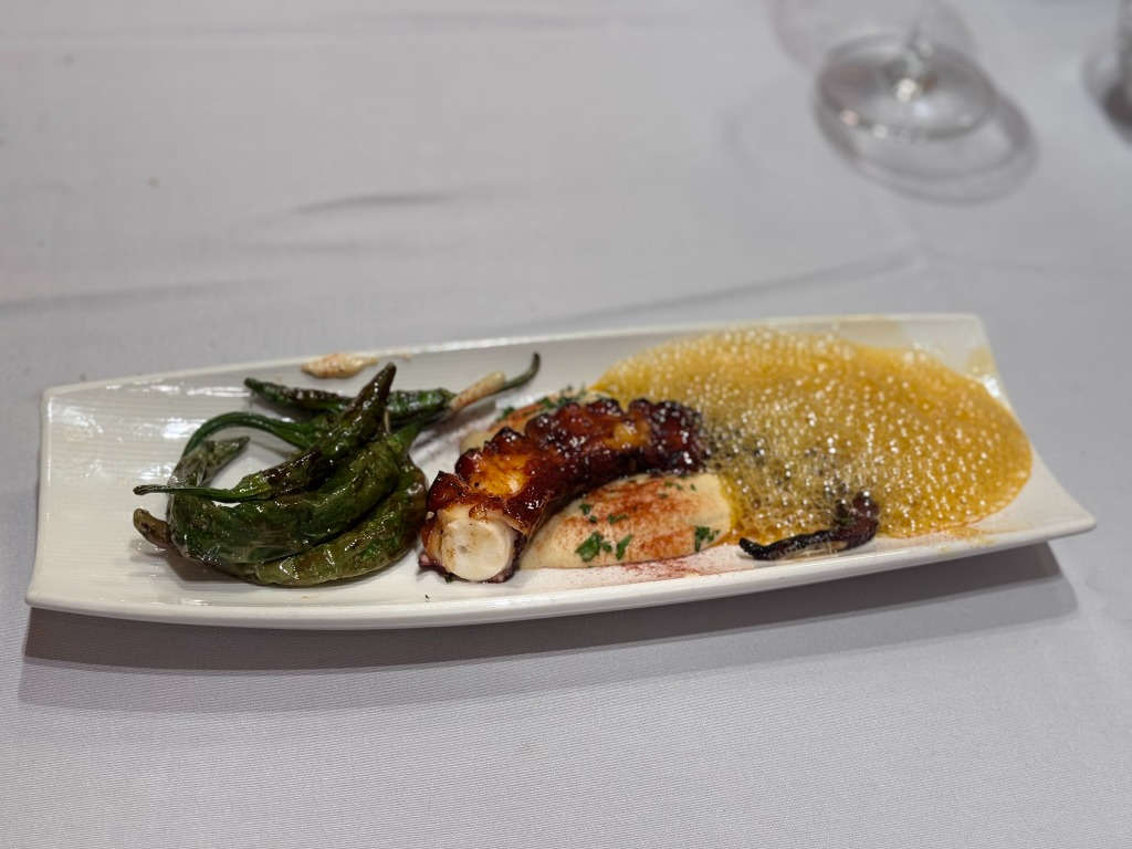 Menu of Restaurants in Pamplona, Anttonenea, Pulpo a la parrilla con pimientos y patata confitada (suplemento 6€)