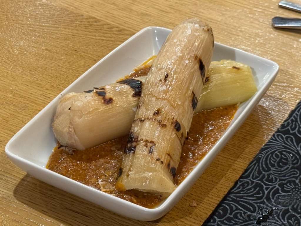 Carta de Restaurantes en Pamplona, Asador Erretegia, Puerro a la brasa con salsa romesco