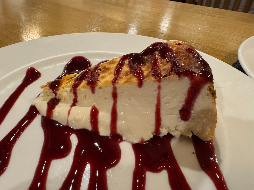 Valoración y opiniones de comida y bebida en Pamplona, Asador Erretegia, Tarta de queso con coulis de frutos rojos
