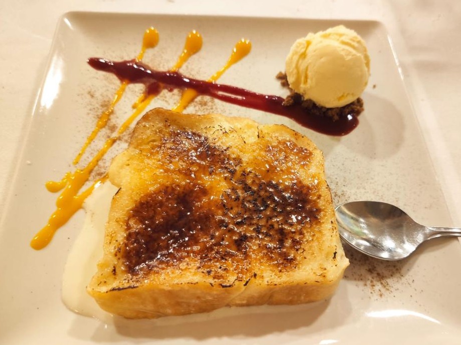 Gastronomy recommendation in Pamplona: Torrija de pan brioche caramelizada con helado