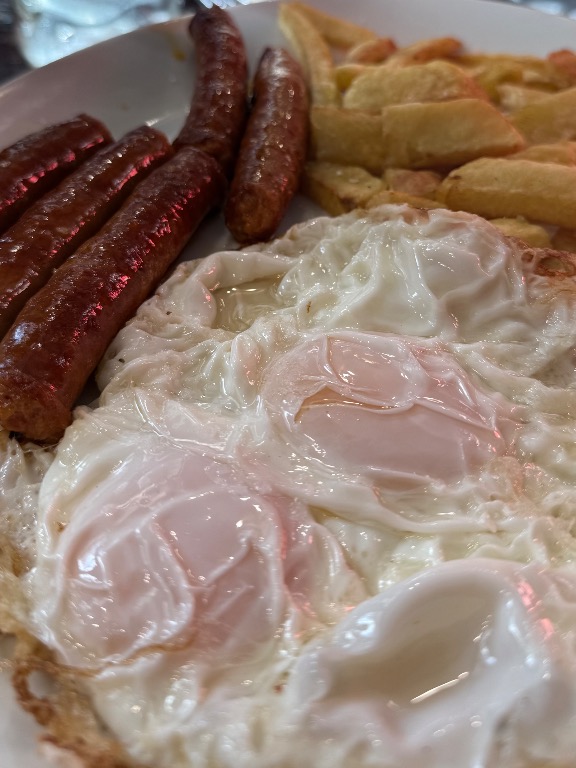 Recomendación gastronómica de Pamplona: Txistorra, huevos y patatas