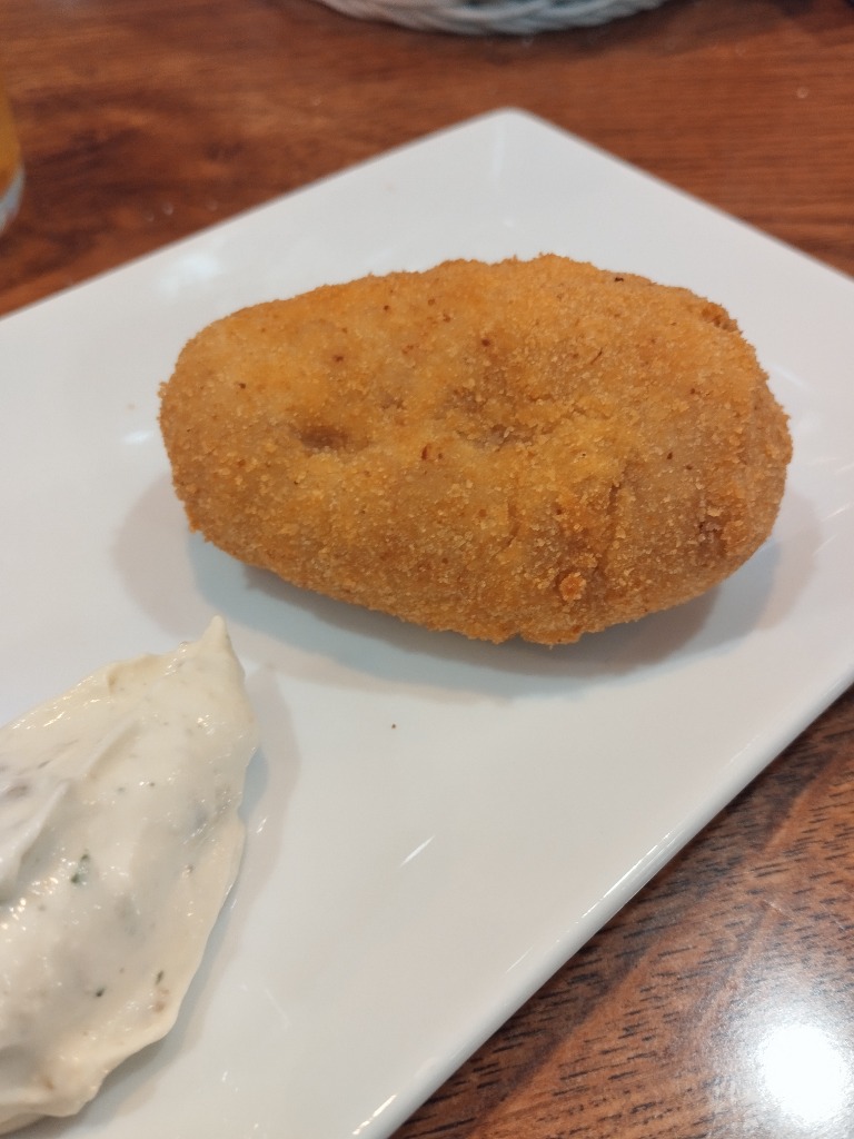 Carta de Bares en Pamplona, Bar El Corzo, Cremosa del Corzo. Croqueta de cuscús, cordero, piñones y pasas