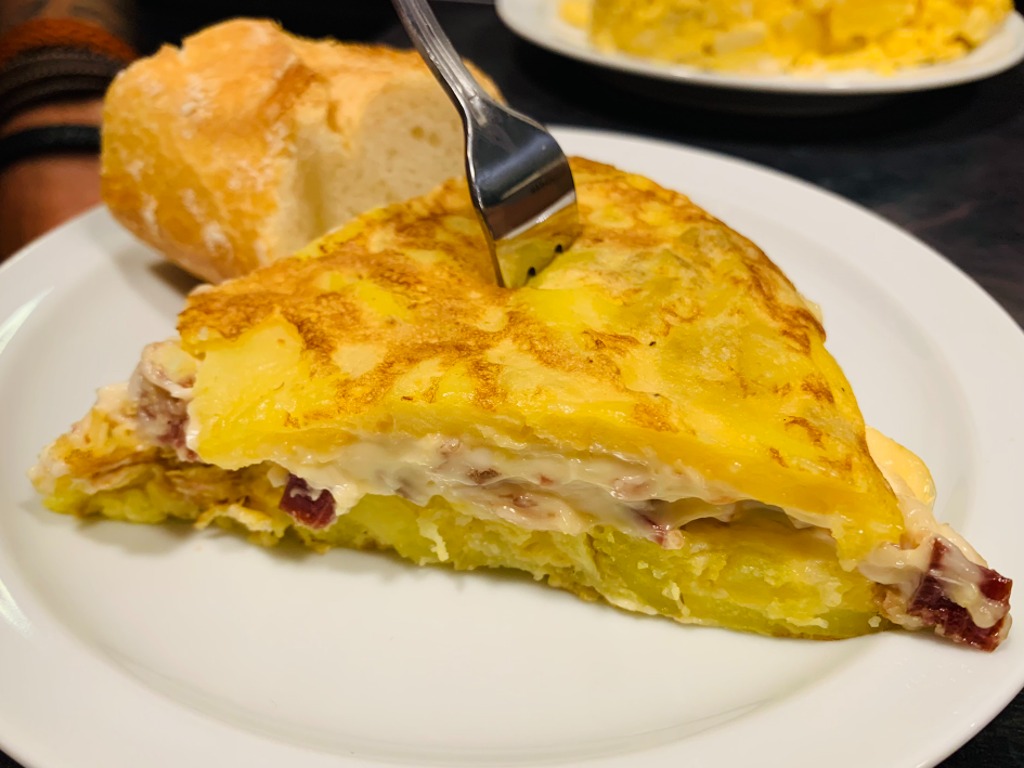 Carta de Restaurantes en Pamplona, BAR EL MOL, Tortilla de patata con jamón con alioli