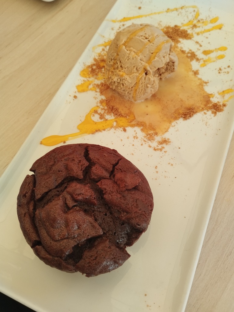 Menu of Restaurants in Pamplona, Bar restaurante Babel, Coulant de chocolate con helado de yogur