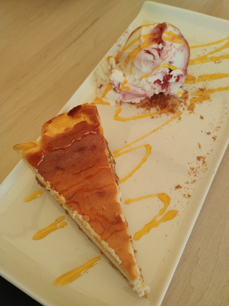 Menu of Restaurants in Pamplona, Bar restaurante Babel, Tarta de queso con helado de yogur