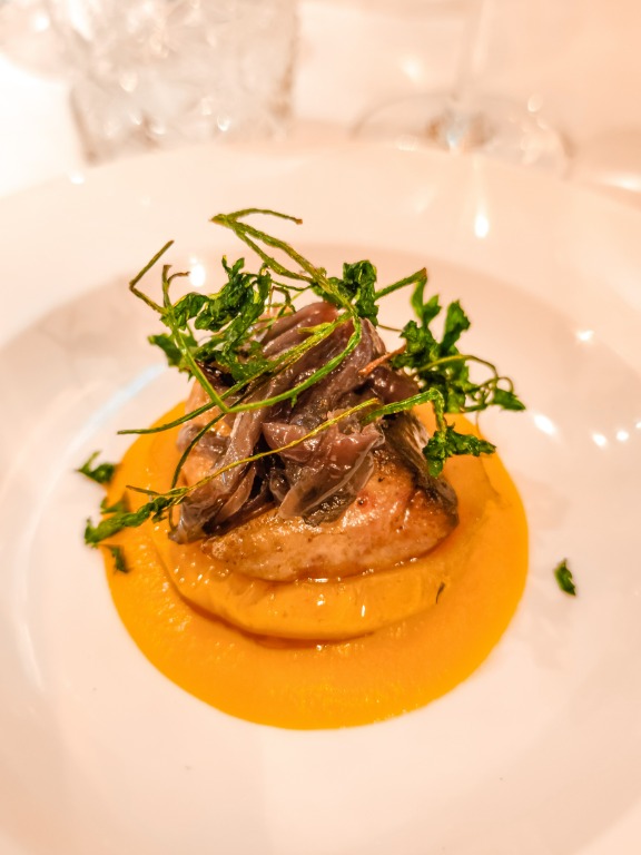 Carta de Restaurantes en Pamplona, Bar Restaurante Errejota, Montadito de foie fresco y manzana glaseada y fondo de melocotón