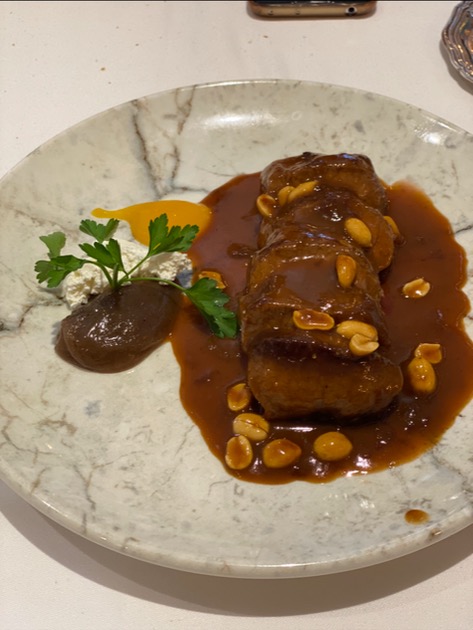 Carta de Restaurantes en Pamplona, Bar Restaurante Errejota, Solomillo de ciervo al vino tinto, cremoso de queso y picada de cacahuetes