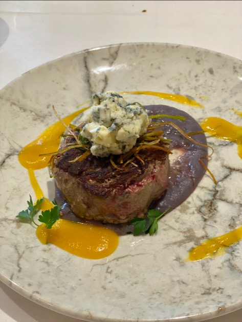 Carta de Restaurantes en Pamplona, Bar Restaurante Errejota, Solomillo de vaca con puré de patata violeta y mantequilla de queso azul