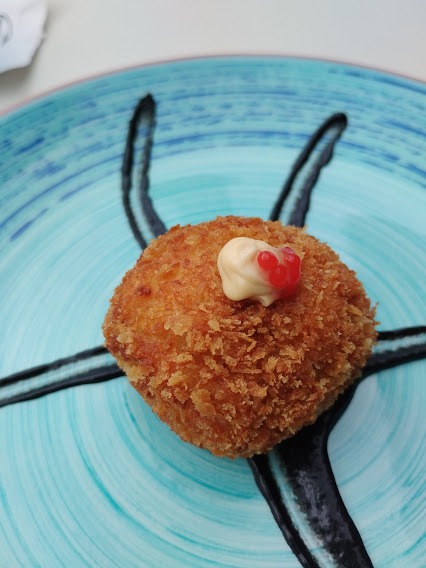 Carta de Restaurantes en Pamplona, Bar Restaurante La Sala, Croqueta de carabineros con parmentier de pulpo, tinta de calamar y perlas de mújol