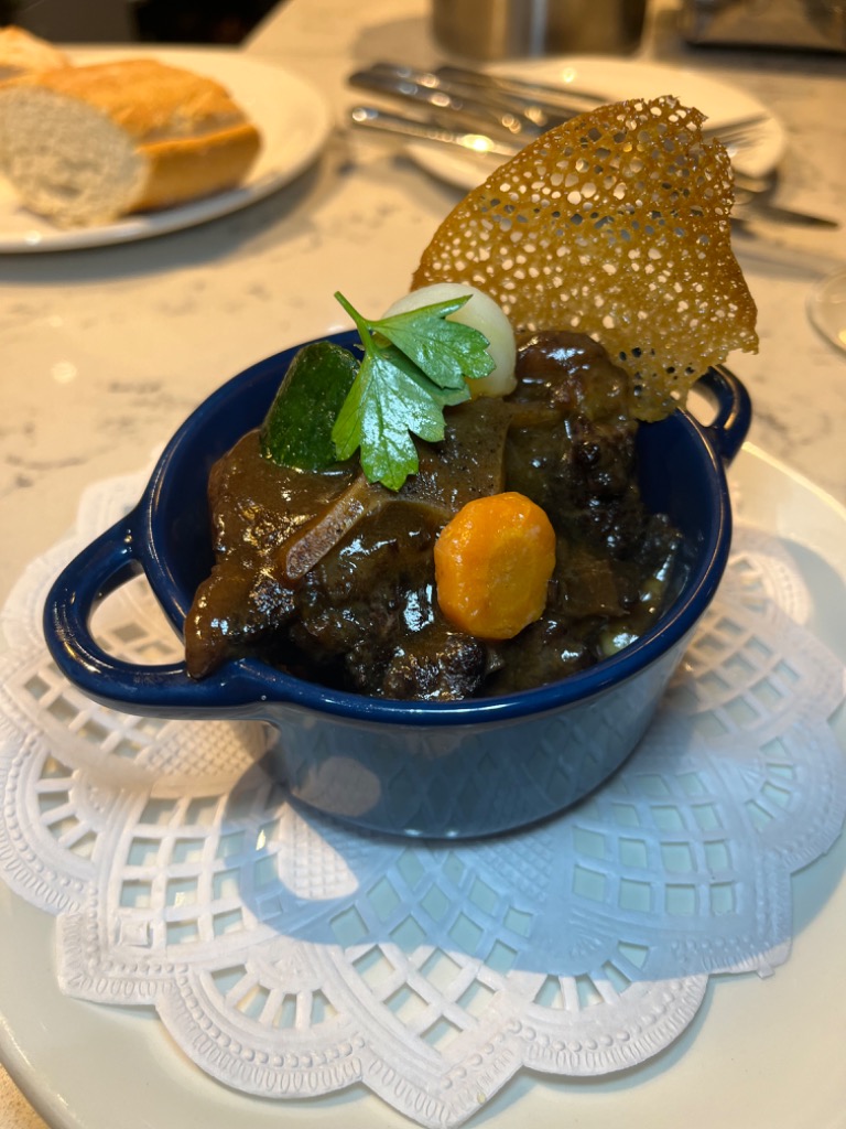 Recomendación gastronómica de Pamplona: Rabo de ternera con parmentier ,verduras glaseadas y crujiente del jugo de la ternera