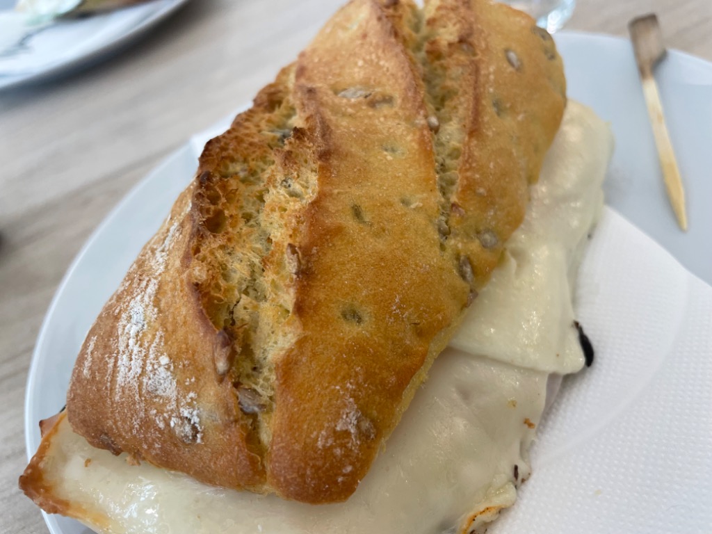 Carta de Restaurantes en Pamplona, Cafetería restaurante mendebaldea cafeteria restaurante mendebaldea, Bocadillo de calabacín , queso y jamón de York
