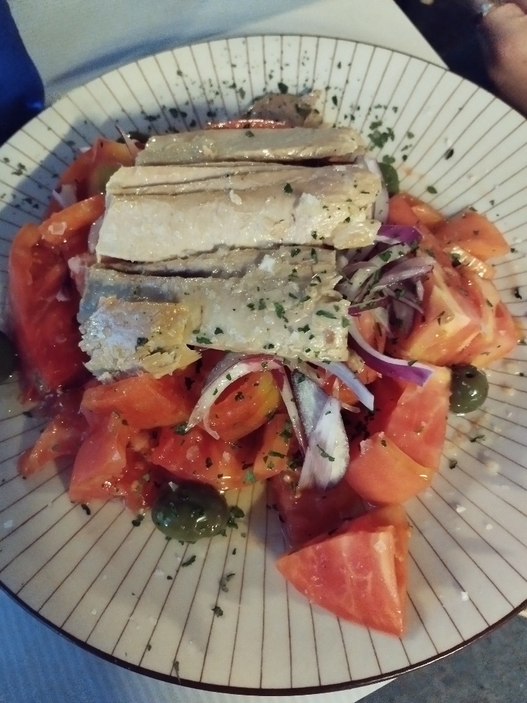 Carta de Restaurantes en Pamplona, Cervecería La Quinta, Ensalada de tomate feo del tiempo, ventresca de atún, cebolla tierna y aceite picual