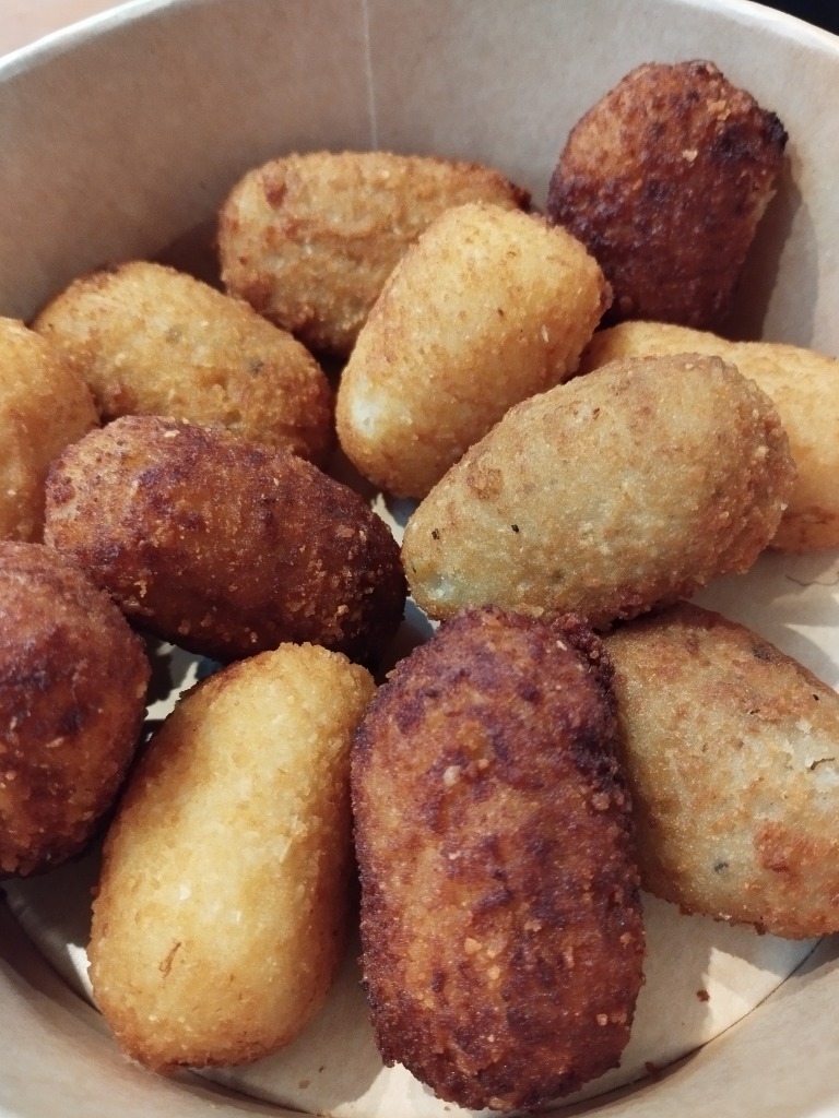 Carta de Restaurantes en Pamplona, Cervecería La Quinta, Surtido de croquetas: de bacalao y gambas, de cabrales con membrillo a la sidra, de jamón ibérico, de pollo al caramelo y de risotto con shitake y parmesano