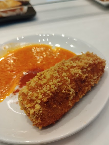 Menu of Restaurants in Pamplona, Cervecería Txirrintxa, Croqueta de pollo campero al chilindrón con salsa de piquillo