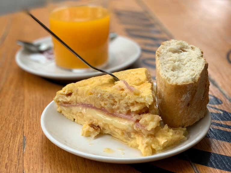 Menu of Restaurants in Pamplona, Cervecería Txirrintxa, Tortilla de patata con jamón y queso