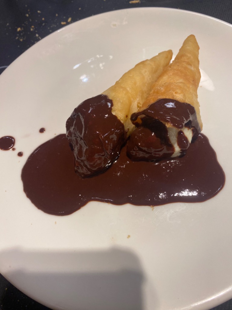 Carta de Restaurantes en Pamplona, Chez Belagua, Canutillos rellenos de crema con chocolate