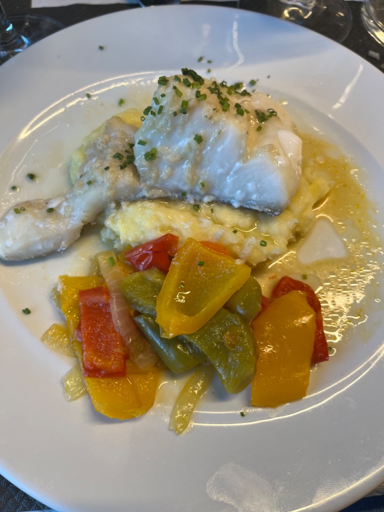 Carta de Restaurantes en Pamplona, Club Natación, Bacalao al pil pil sobre cremoso de parmentier.